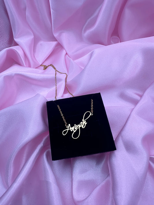 Cursive Nameplate Necklace in 18k Gold/Silver